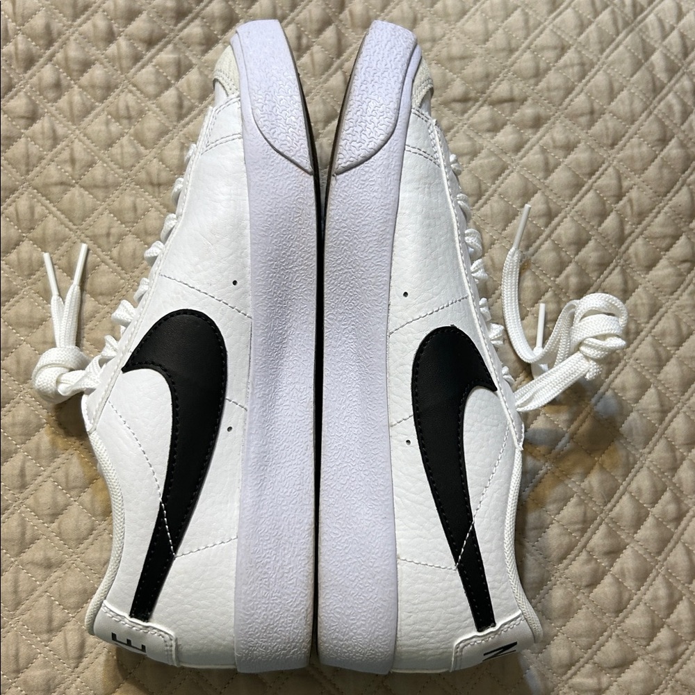 Nike Women’s Blazer Low ‘77 Jumbo White and Black Sneakers Y6 women’s 7.5 - Picture 2 of 5